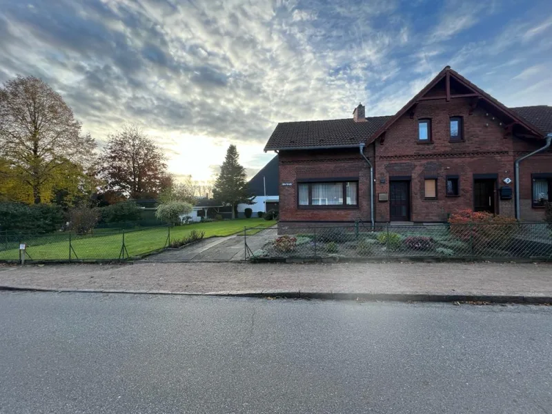 Hausansicht  - Haus kaufen in Pinneberg - Charmante Doppelhaushälfte in beliebter Lage von Pinneberg