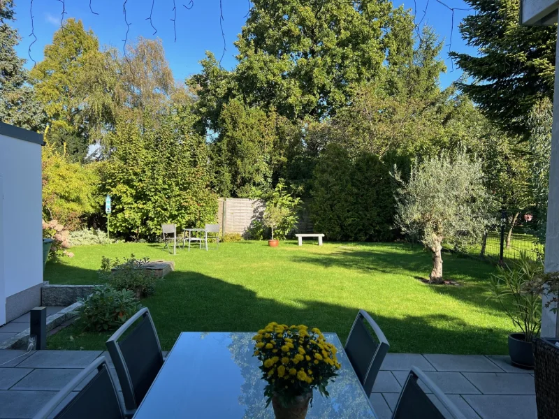 Titelbild - Wohnung kaufen in Pinneberg - Hochwertig ausgestattete 4 Zi. Eigentumswohnung BJ. 2019Erdgeschoss mit Terrasse und Garten