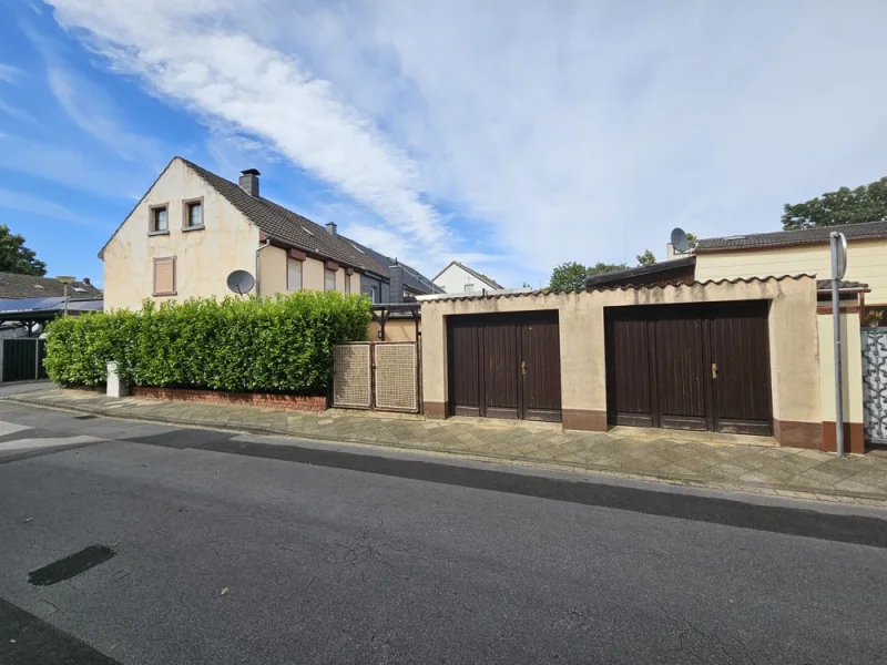 . - Haus kaufen in Viersen - Renovierungsbedürftiges Reihenendhaus mit Anbau und Doppelgarage in Viersen-Dülken