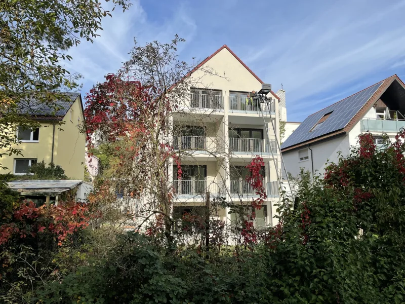 Rückseite des Hauses - Wohnung kaufen in Stuttgart EG rechts - URBAN LIVING ROHRACKERIhr neues Zuhause im Grünen!