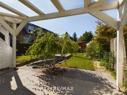 Terrasse mit Garten - Haus kaufen in Stuttgart - "Wohngenuss im Grünen: Reihenmittelhaus in Traumlage mit Südlage-Terrasse und idyllischem Garten in ruhiger Spielstraße"