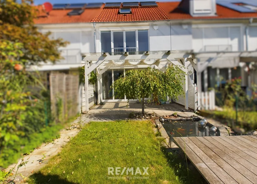 Ansicht vom Garten  - Haus kaufen in Stuttgart - Charmantes Reihenmittelhaus mit Ausbaureserve und gemütlicher Terrasse