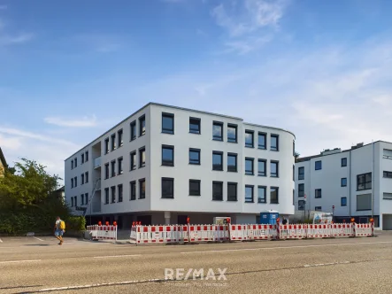 Ansicht West - Wohnung mieten in Leonberg - Exklusives Stadthaus Leonberg: 3 Zimmer Überdachte Loggia  mit Fernblick über das Rathaus