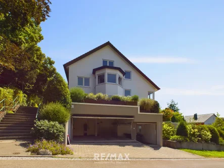 Garageneinfahrt - Haus kaufen in Backnang - LEBEN SIE IHREN WOHNTRAUM: STILVOLLES REIHENENDHAUS IN BESTER LAGE VON BACKNANG!