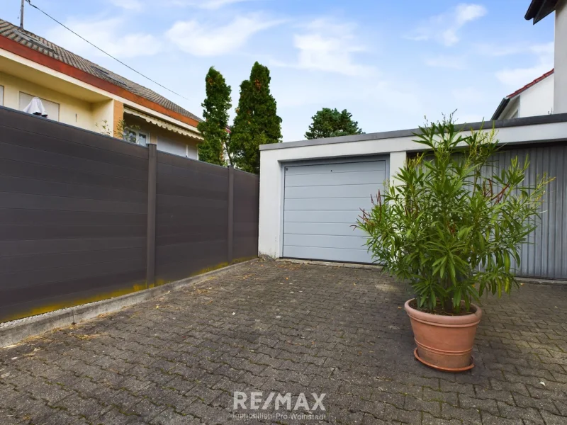 Garage mit 1 Stellplatz davor