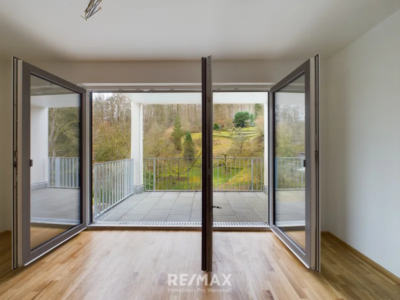 Blick zum Balkon - Wohnung kaufen in Stuttgart - moderne Neubauwohnung in ruhiger Lage mit der Natur als Nachbar.