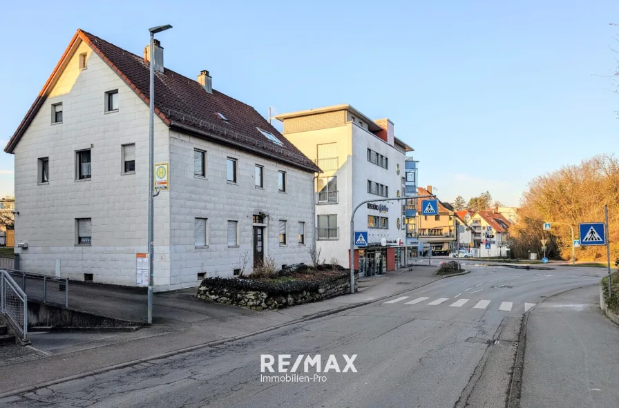 Blick Richtung Einkaufstraße - Haus kaufen in Weinstadt - 764 m² Grundstück mit 2-Fam.-Haus im Herzen von Weinstadt-Endersbach