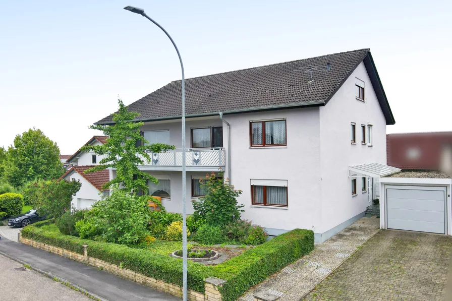 Hausansicht Straßenseite - Haus kaufen in Gundelsheim / Obergriesheim - 2-Familienhaus: Ideales Zuhause für Familien, Mehrgenerationenhaus oder rentable Investition