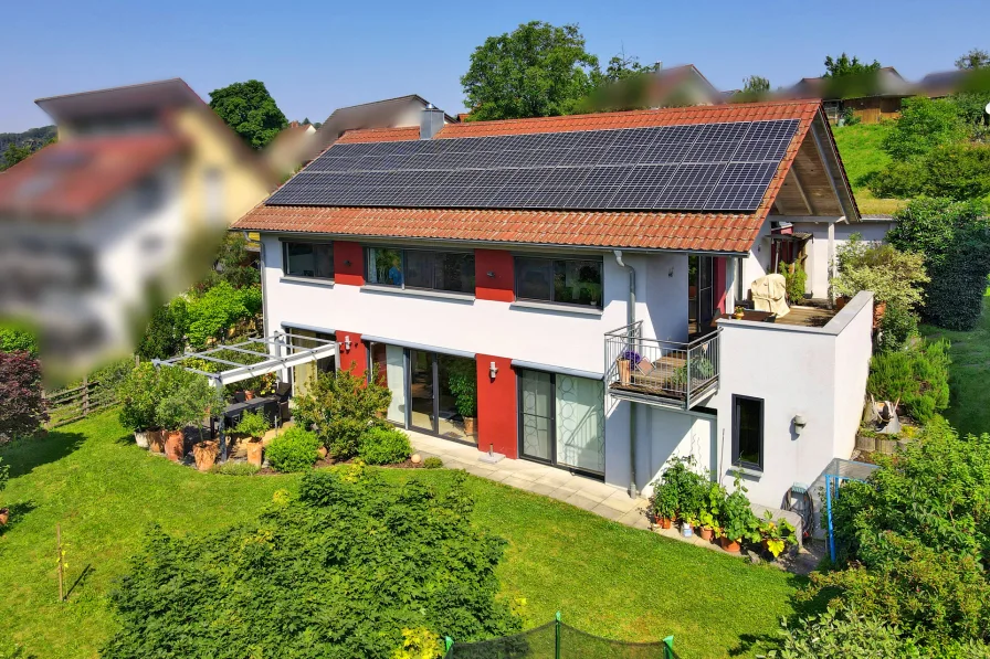 Hausansicht vom Garten - Haus kaufen in Öhringen / Ohrnberg - Modernes Traumhaus! Energieeffizienz A+Kaufen-Einziehen-Wohlfühlen