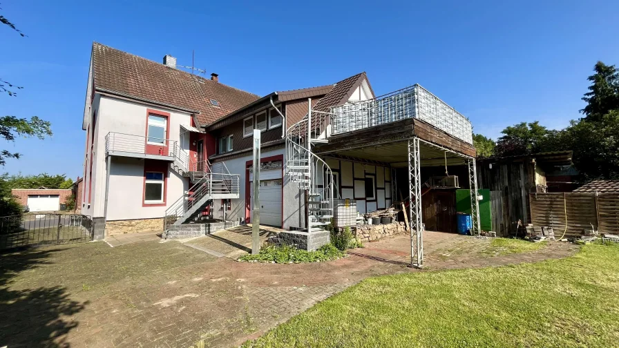 Blick auf Terrasse und Garage