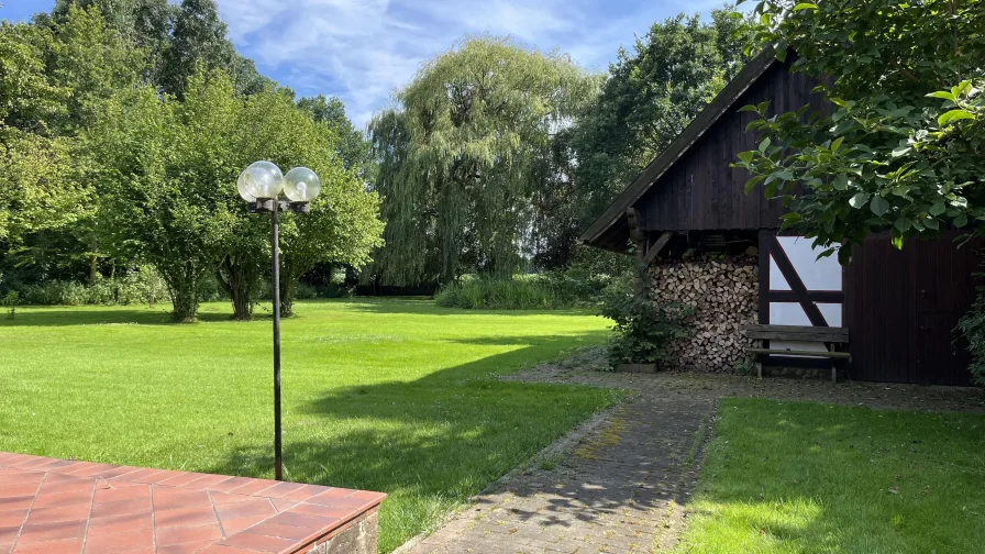 Kotten und Blick in den Garten