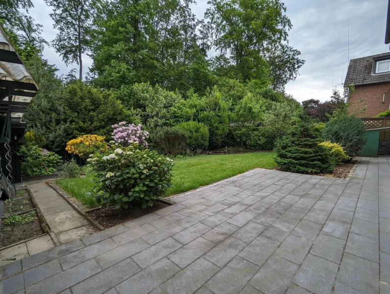 Terrasse mit Blick in Garten