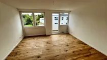 Zimmer mit kleinem Balkon