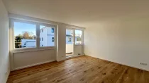 Zimmer mit kleinem Balkon 