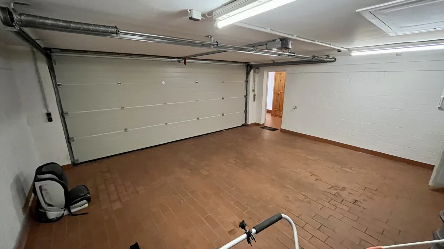 große Garage mit gedämmtem Sektionaltor