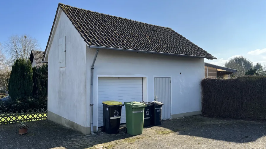 Garage mit Geräteraum