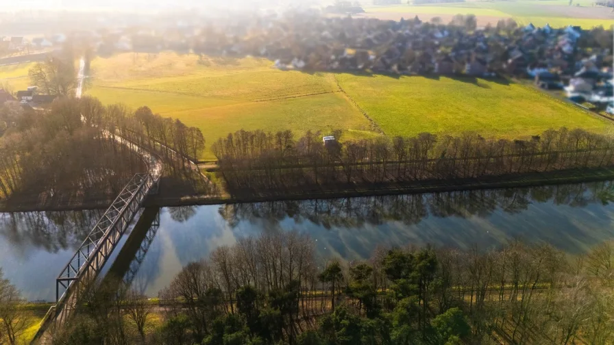 Blick vom Kanal auf das Baugebiet