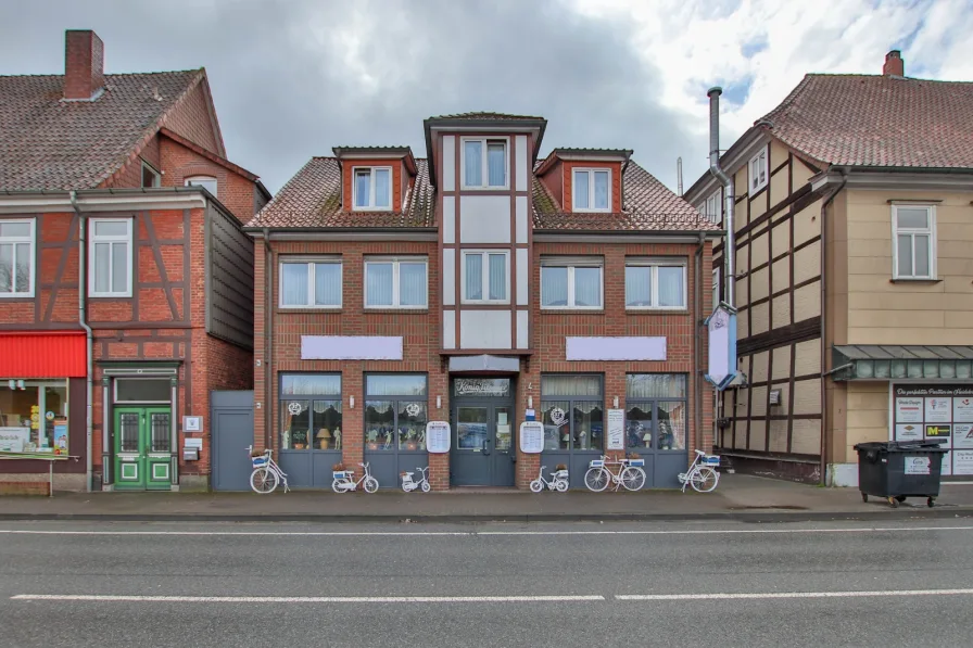 Straßenansicht Eingang - Büro/Praxis mieten in Soltau - Flexibel nutzbare Gewerbeeinheit (Büro, Gastro etc.) in zentraler Lage mit Parkplätzen und Terrasse
