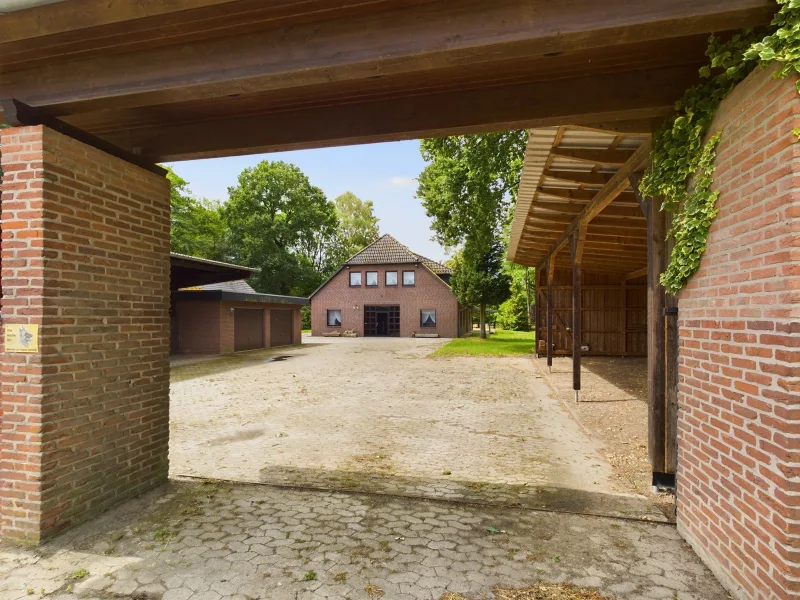 Hofzufahrt - Haus kaufen in Neuenkirchen - Paradies für Mensch und Tier unter alten Eichen - Reiterhof mit 6 ha Land