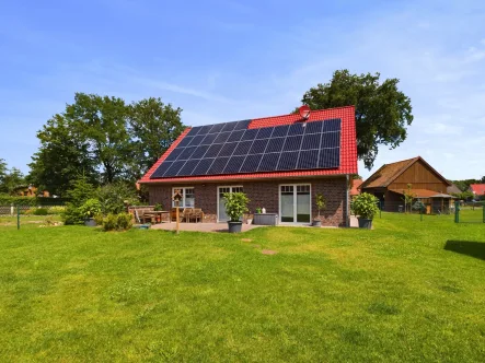 Titelbild - Haus kaufen in Böhme / Altenwahlingen - Ein 6er im Lotto! Neuwertiges Einfamilienhaus mit Scheune auf großem Grundstück in Altenwahlingen