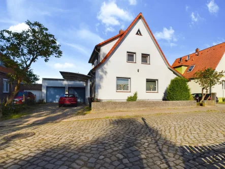 Ansicht Straße - Haus kaufen in Soltau - Einfamilienhaus in beliebter Wohnlage mit Doppelgarage und Werkstatt