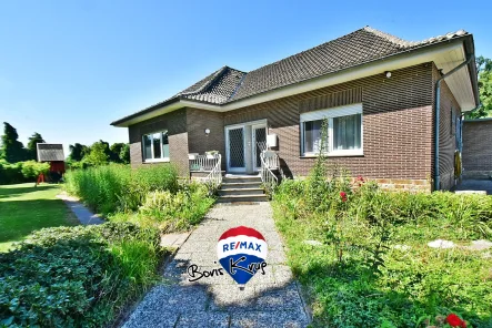 Hausansicht - Haus kaufen in Rodewald - Wohnen auf einer Ebene: Bungalow in Rodewald mit alternativer Heizung