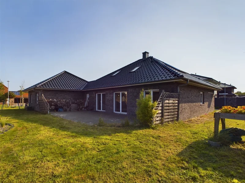 Rückansicht - Haus kaufen in Westoverledingen - Zwei auf einen Streich - moderne Bungalows für flexible Nutzung