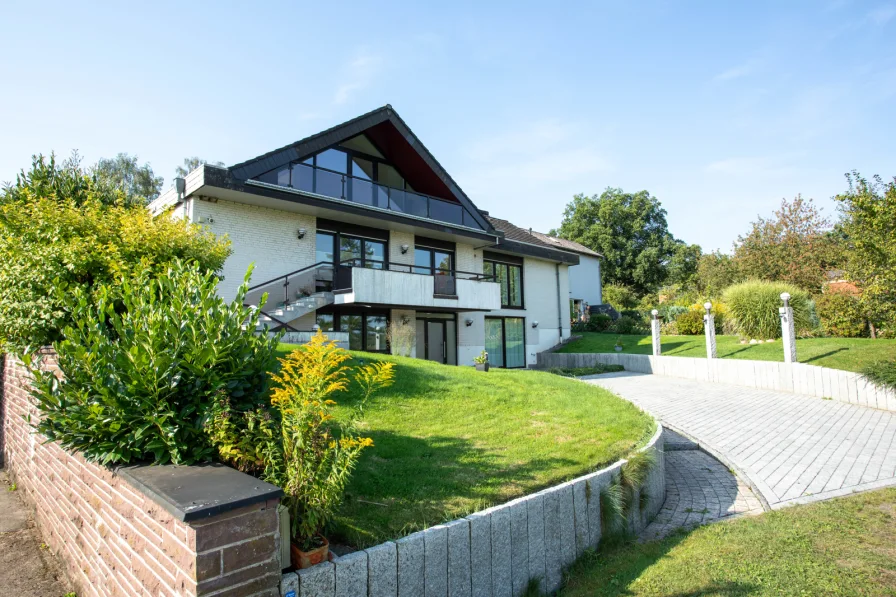 Zufahrt  - Haus kaufen in Nienburg (Weser) - Exklusives, umfassend saniertes Mehrgenerationshaus in traumhafter Lage