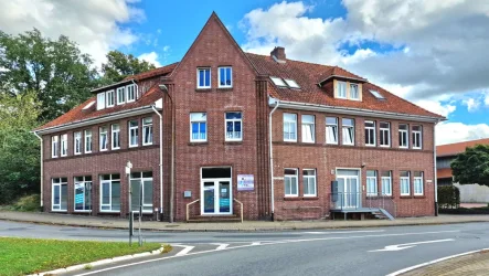 Hauptgebäude - Straßenansicht - Haus kaufen in Walsrode - Anlageobjekt: Wohn- & Geschäftshaus in Walsrode-Bomlitz