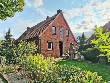 Westgiebel - Haus kaufen in Bremen - Einfamilienhaus mit Nebengebäuden in 28197 Seehausen-Strom