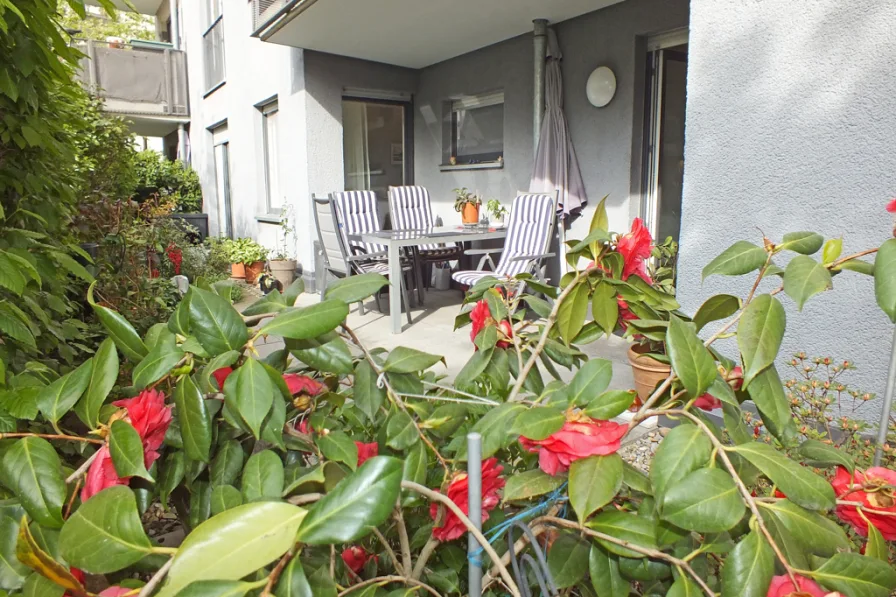Terrasse mit Sträuchergarten - Wohnung kaufen in Frankfurt am Main - Grüner wohnen mitten in Frankfurt, am Rebstock, mit Terrasse und Garten. Und zwar großzügig.