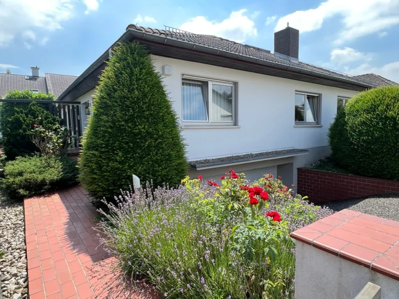 Hausansicht Eingangsbereich - Haus kaufen in Oberursel - Bungalow in Villenlage: Viel Platz auf einer Ebene plus Untergeschoss plus Ausbaureserve im Dach