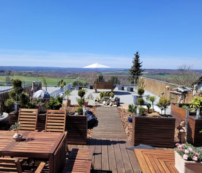 Terrasse - Wohnung kaufen in Glashütten - Schicke 3-Zimmer-Wohnung mit Top-Ausstattung und riesiger Terrasse mit Fernblick