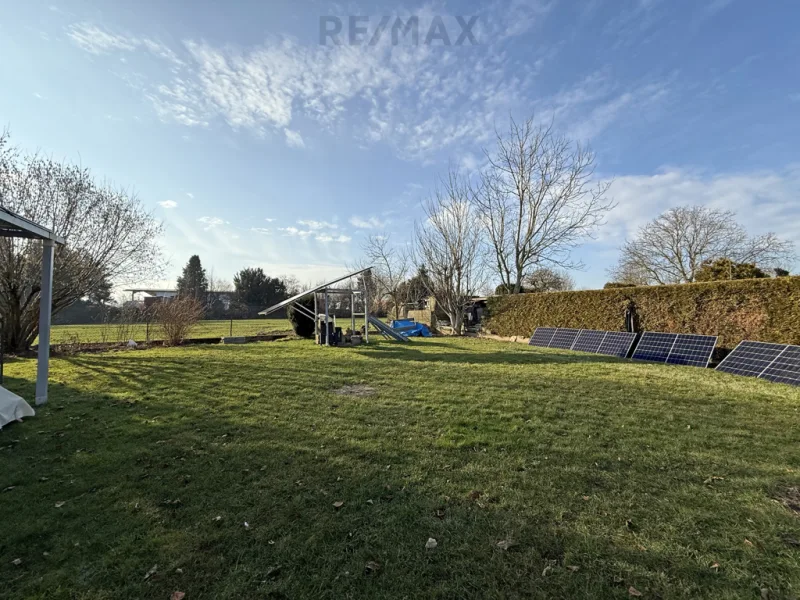 Gartenansicht2 - Wohnung mieten in Karben / Kloppenheim - Charmante 3-Zimmer-Wohnung mit RIESIGEM Garten – modern saniert & ruhig gelegen