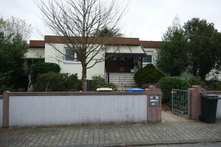 Straßenansicht - Haus mieten in Mörfelden-Walldorf - Bungalow mit großzügigem Garten und Doppelgarage zu vermieten