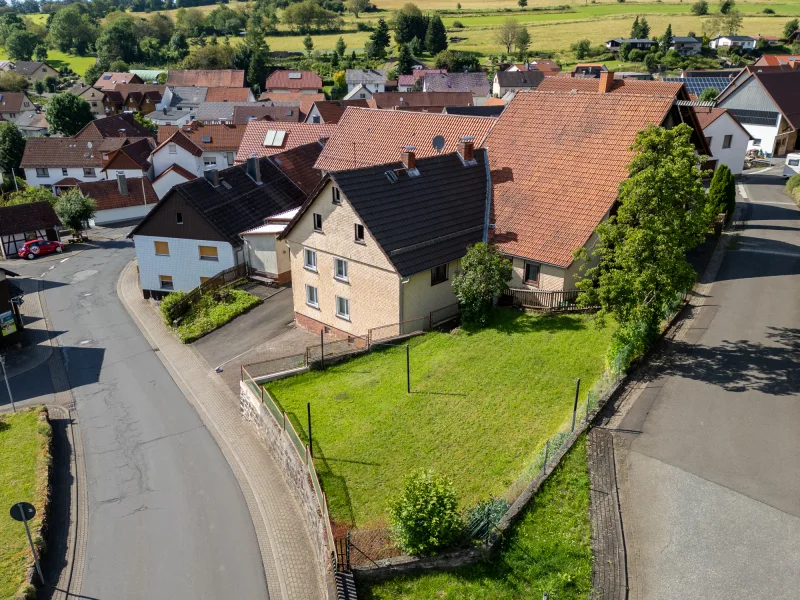 Ansicht von oben - Haus kaufen in Schotten - Ehemaliges landwirtschaftliches Gehöft mit Wohnhaus, Stall und Scheune