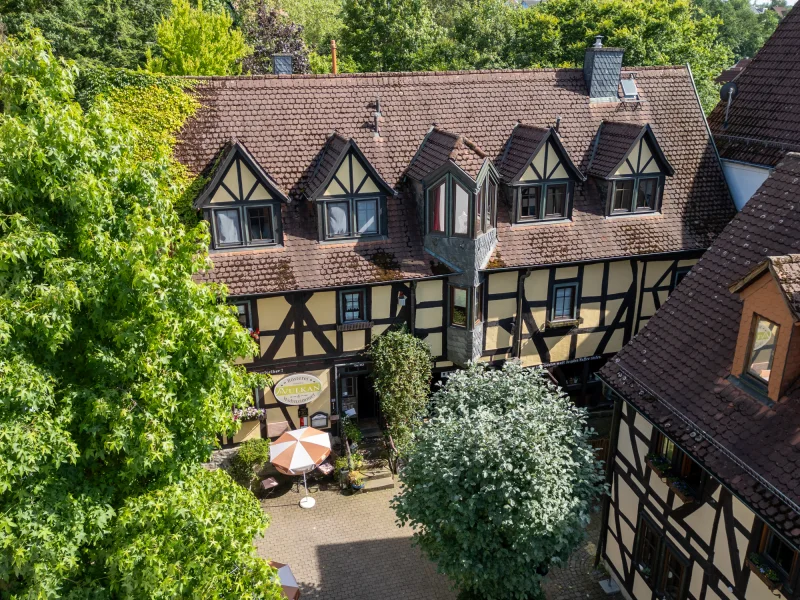 Ansicht von oben - Haus kaufen in Schotten - Wunderschönes Fachwerk-Wohnhaus mit Restaurant und drei Ferienwohnungen - vielseitig nutzbar!