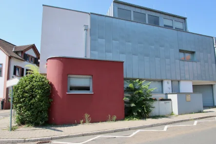 Hausansicht-Front - Haus mieten in Frankfurt - Architektenhaus für Individualisten mit Blick auf Frankfurt