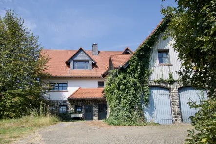 Außenansicht  - Haus kaufen in Schotten - Mehrgenerationenhaus  mit viel Platz für die große Familie in idyllischer Lage am Wiesenrand