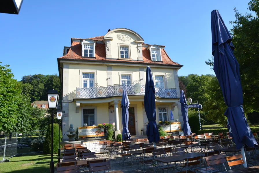 Frontansicht mit Biergarten