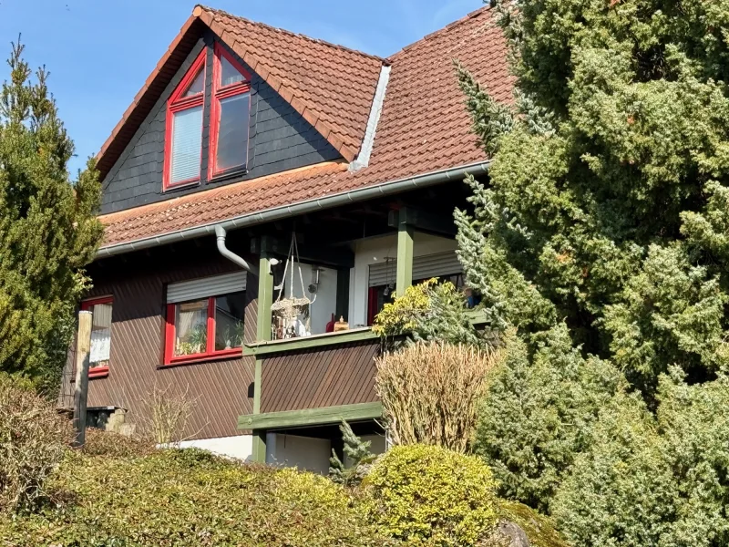 Blick auf Wohnung und Balkon - Wohnung kaufen in Schotten - Vermietete Maisonettewohnung in bester Lage