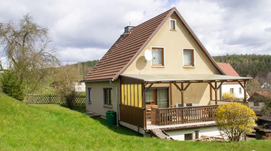 Rückansicht mit Terrasse - Haus kaufen in Trockenborn-Wolfersdorf - Familienfreundliches Einfamilienhaus auf großem sonnigen Grundstück in Wolfersdorf