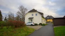 Außenasicht Eingang und Garage