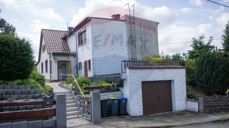 Außenansicht mit Garage