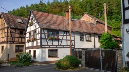 Außenansicht - Haus kaufen in Meusebach - Gemütliches Einfamilienhaus mit viel Nebengelass in idyllischer Lage von Meusebach