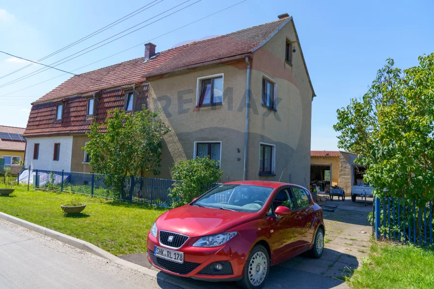 Seitenansicht - Haus kaufen in Schöngleina - Großes Einfamilienhaus mit riesigem Garten in Ortsrandlage von Schöngleina