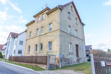 Straßenansicht - Haus kaufen in Saalfeld/Saale - Großes Mehrfamilienhaus auf schönem Grundstück für zwei bis drei Generationen