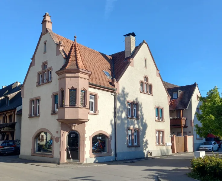 Ansicht aus Nord-West - Haus kaufen in Weil am Rhein - Repräsentatives Wohnhaus mit Gewerbeeinheit in Haltingen +++ RE/MAX Weil am Rhein