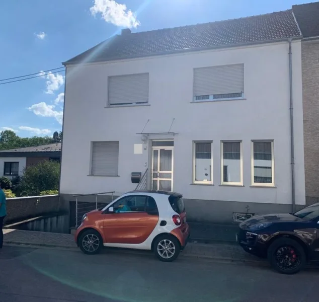Frontansicht - Haus kaufen in Ensdorf - Ensdorf: Großes, gepflegtes Einfamilienhaus mit schönem Garten-Grundstück in Ortsrandlage