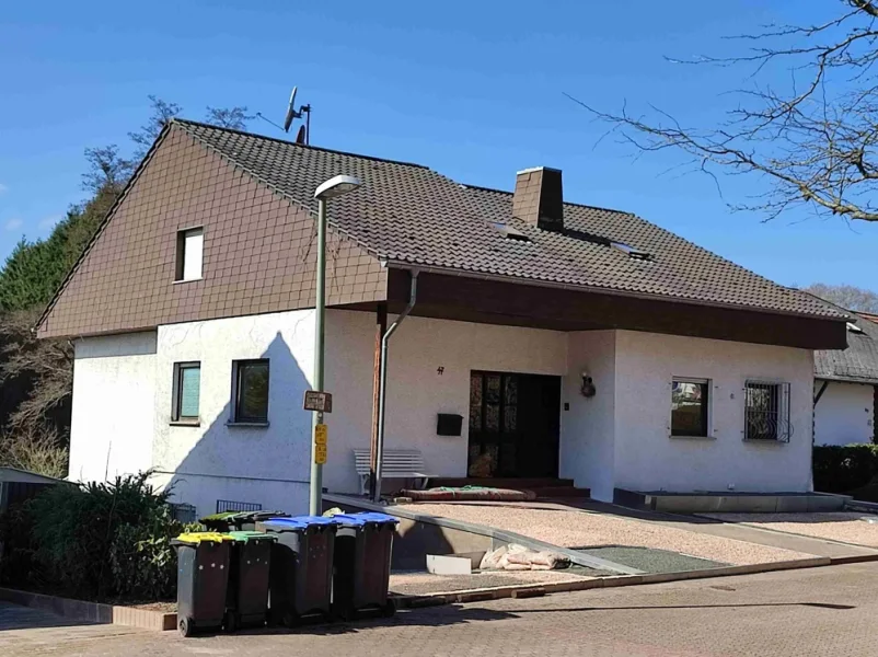 Vorderansicht - Haus kaufen in Namborn - Namborn: Ein- bis Zweifamilienhaus mit TOP-Energiewert (35.5 kWh/m²/a) in idyllischer Waldrandlage